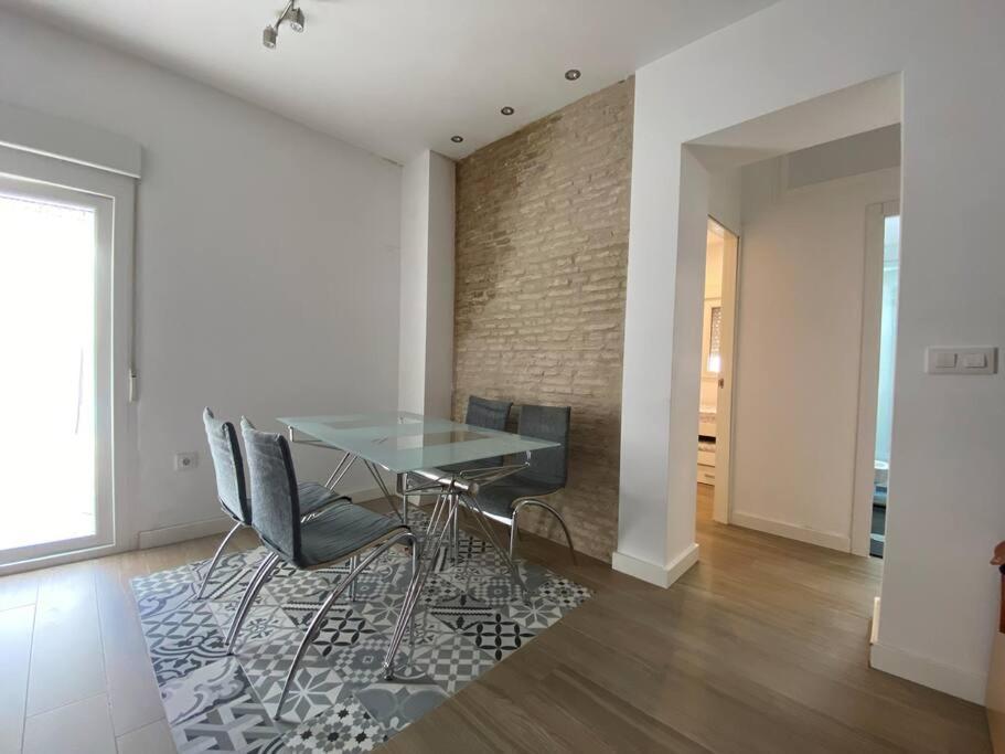 Central And Cozy Apartment In Sevilla Bagian luar foto